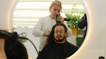 7,5 yıldır uzattığı saçlarını kanser hastaları için bağışladı