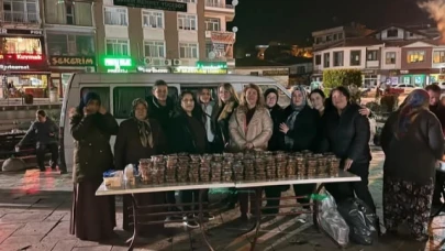 AK Parti Kadın Kolları lokma dağıttı
