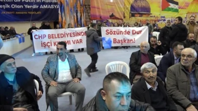Amasya'da CHP'li belediyenin işten çıkardığı işçiler, AK Parti kongresinde pankart açtı: "Sözünde dur başkan"
