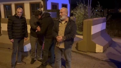 Amasya'da içinden 5 kaçak göçmen çıkan otomobilin sürücüsü ve 2 kişi tutuklandı