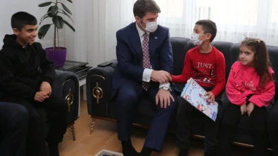 Bakan Evde Eğitim Hizmeti alan Övünç'e karnesini takdim etti