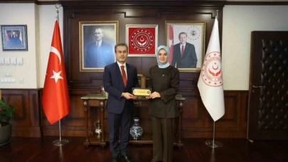 Bakan Göktaş, sanatçıların bağışladığı 2,1 milyon TL'lik ödülü devlet korumasındaki çocuklar için teslim aldı