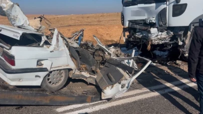 Demir yığınına dönen otomobilin sürücüsü hayatını kaybetti