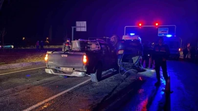 Feci kaza... Kavşakta 2 araç çarpıştı: 2 ölü, 2 yaralı