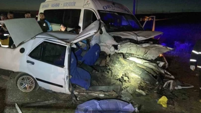 Feci kaza: Tofaş otomobil ikiye bölündü, baba ve kızı hayatını kaybetti