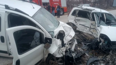 Hafif ticari araçla çarpışan otomobilin sürücüsü hayatını kaybetti