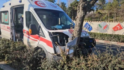 Hasta taşıyan ambulans kaza yaptı