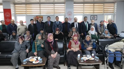 Huzurevi'nde yeni yıl tebrikleri