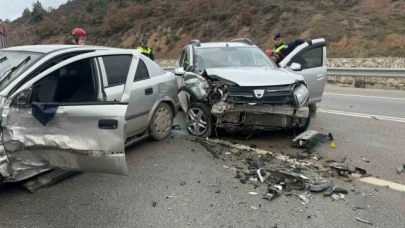 İki otomobil kafa kafaya çarpıştı : 2 yaralı