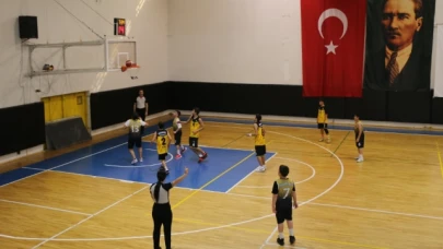 İl Birincisi olan takım, kupalarını Katipoğlu'nun elinden aldı
