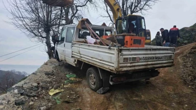 Kaygan yolda ekskavatör kamyonete çarptı: 1 yaralı