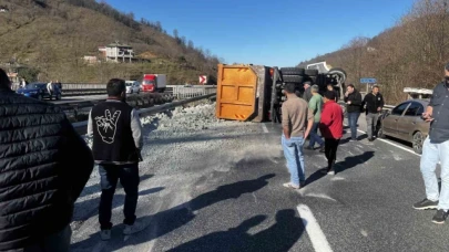 Kil yüklü kamyon devrildi, sahil yolu bir saat ulaşıma kapandı: 1 yaralı