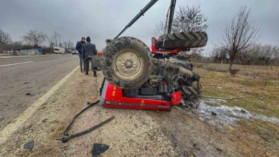 Minibüsle çarpışan traktör devrildi: 3 yaralı