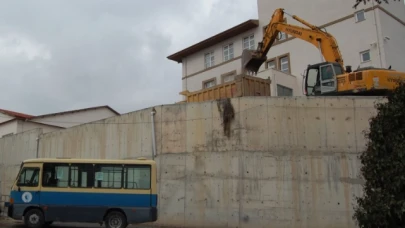 O duvar yıkılıyor!