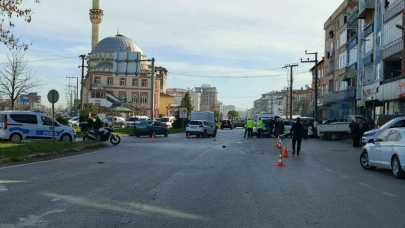 Otomobilin çarptığı motosiklet sürücüsü hayatını kaybetti