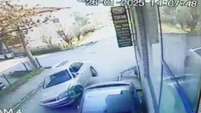 Park halindeki otomobile böyle çarptı: 2 yaralı