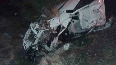 Şarampole yuvarlanan Tofaş hurdaya döndü, genç sürücü hayatını kaybetti