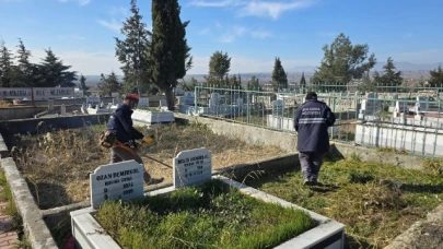 Şehir Mezarlığı ve Şehitlikte Yabani Ot Temizliği Yapıldı