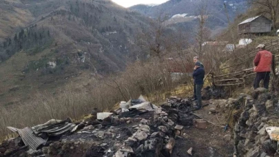 Yangında ahşap ev küle döndü