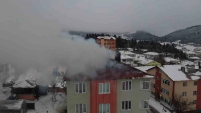 4 katlı apartmanın çatısı yandı