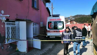 Eşine bıçak çektiği için oğlunu öldürmüş