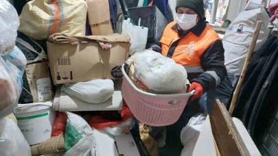 Bir evden 10 kamyonet çöp çıkartıldı