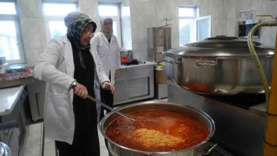 Liseden her gün 300 öğrencisine ücretsiz yemek