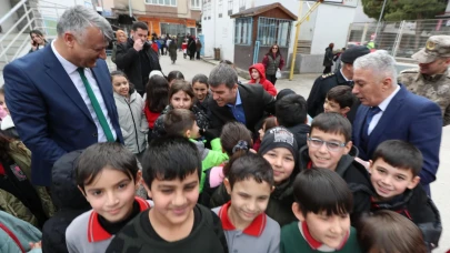 Bakan, İlkokul Öğrencisinin Doğum Gününü Kutladı