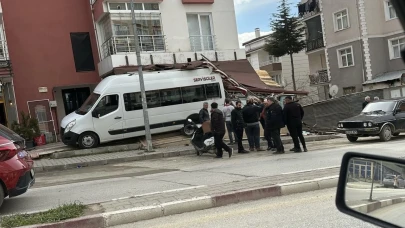 Park halindeki servis minibüsü kayarak dükkana girdi