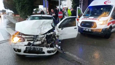 Otomobil ile kamyonet çarpıştı: 4 yaralı