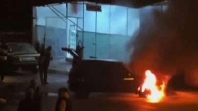 Park halindeki otomobilde çıkan yangını vatandaşlar söndürdü