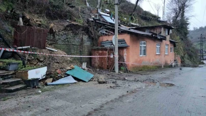 Heyelan sonrası 3 ev tahliye edildi