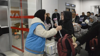 Umre'den Dönen Gençler Güllerle Karşılandı