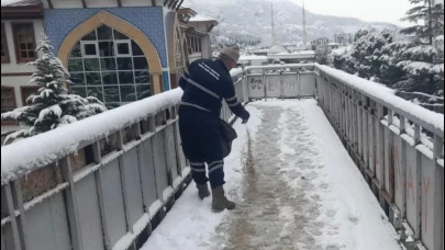 Belediye Ekiplerinden Üst Geçitlerde Buzlanmaya Karşı Önlem
