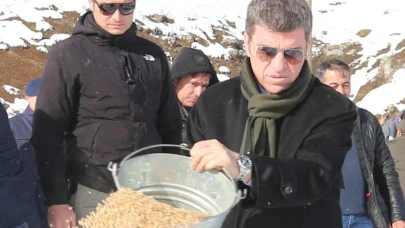 Vali Bakan, Yem Bırakma Faaliyetlerine Katıldı