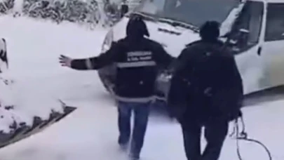 İş makinesinin çarptığı öğrenci servisi metrelerce kayıp duvara çarptı