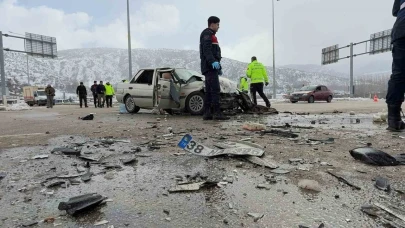 Tıra çarpan otomobildeki sürücü öldü, 2 yolcu yaralandı