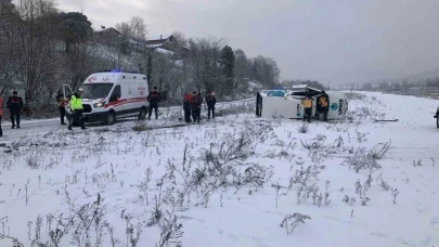 Yardıma giden UMKE aracı buzlu yolda devrildi: 1 yaralı