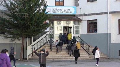 Bütün okul yağan karın altında oynadı, valilik o görüntüleri paylaştı