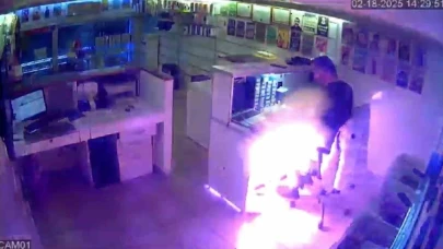 Şişen cep telefonu bataryası masasında patladı