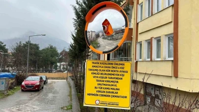 Kör nokta aynası 7. defa kırıldı, Amasya Belediyesi fotoğrafını paylaştı