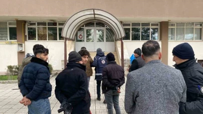 Amasya’da polisin peş peşe durdurduğu iki araçta 7 kaçak göçmen yakalandı