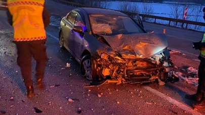Hafif ticari araç ile otomobil çarpıştı: 6 yaralı