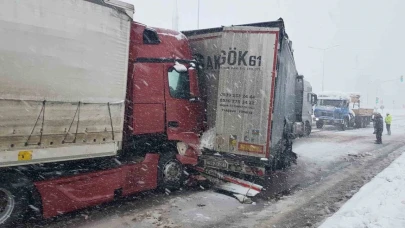 4 tır ve 1 minibüsün karıştığı zincirleme kaza