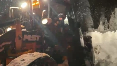 Yolu kapanan köyde hastalanan çocuk için seferber oldular