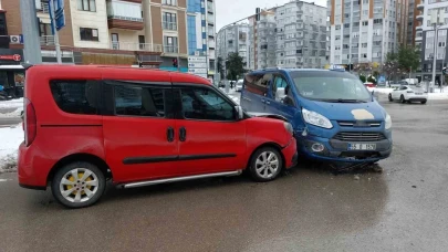 İki dolmuş çarpıştı: 1 yaralı