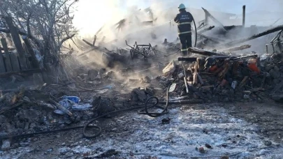 10 kişinin yaşadığı 2 katlı ev küle döndü: 1 ölü, 1 ağır yaralı