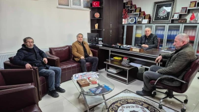 "Barajsız Sendika, Yasaksız Grev, Güvenceli İş istiyoruz!"
