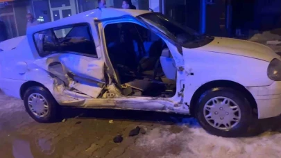 Hasta taşıyan ambulans ile otomobil çarpıştı: 8 yaralı