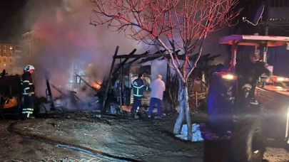 Geceyi aydınlatan yangın korkuttu